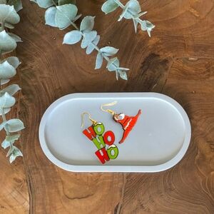 Santa booty earrings‎